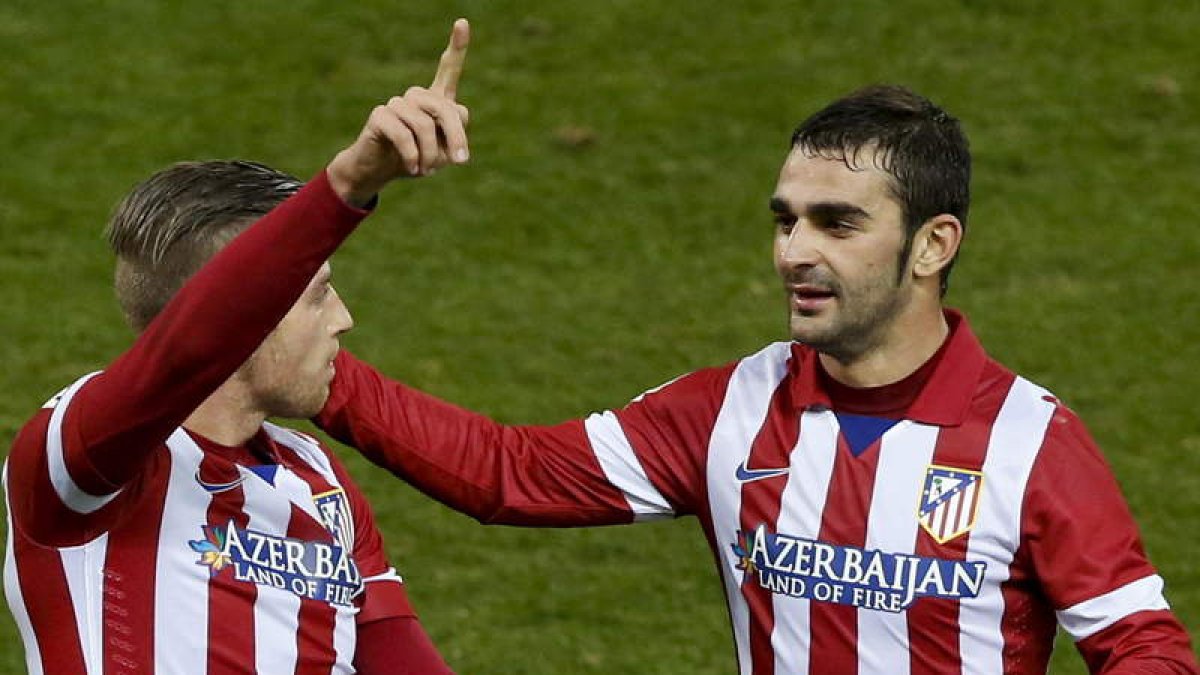 El belga Alderweireld celebra el tanto de la victoria.