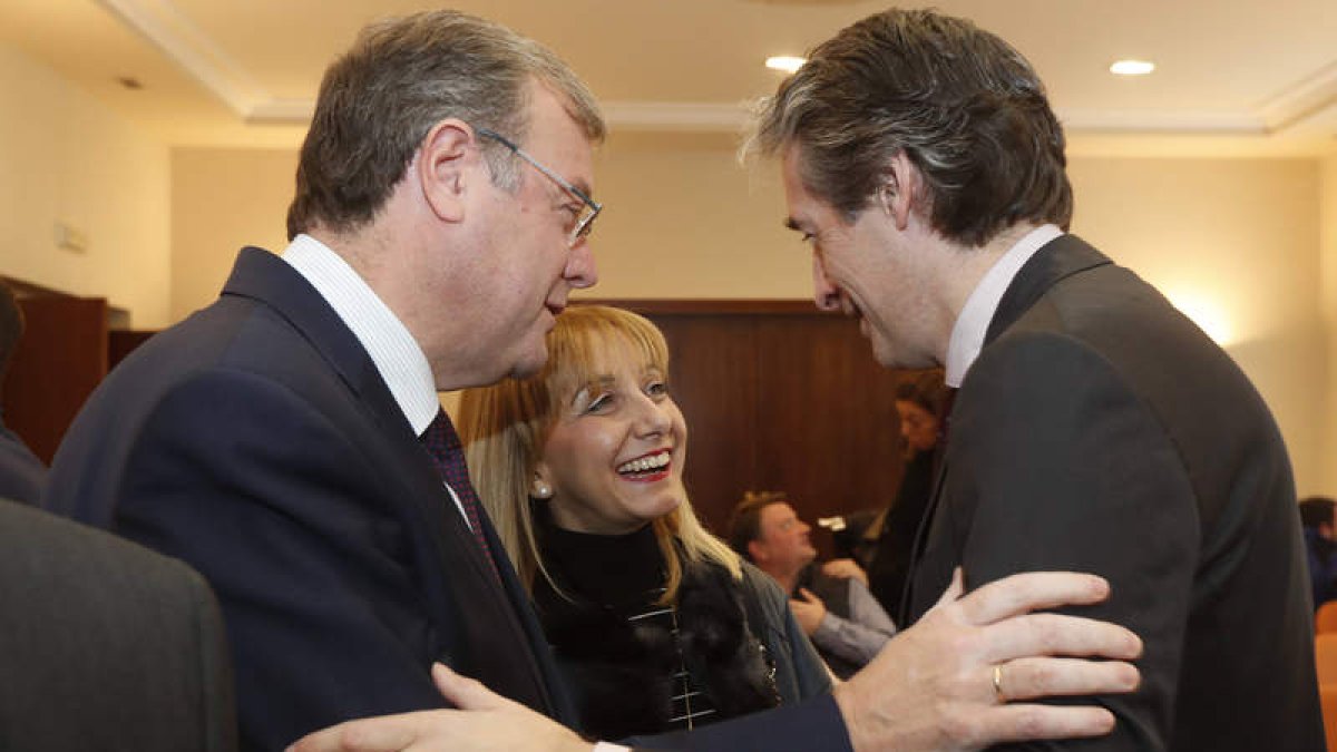 Los alcaldes de León y San Andrés del Rabanedo, Silván y Gancedo, con el ministro. JESÚS F. SALVADORES