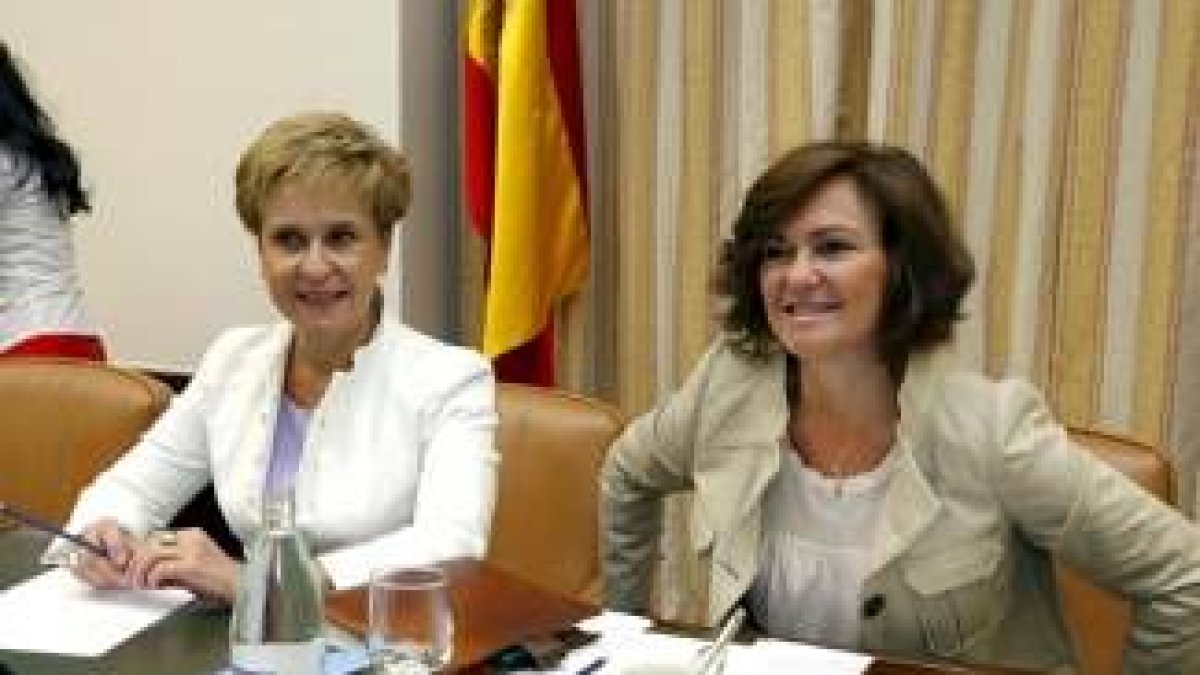 La presidenta de la Comisión de Igualdad del Congreso, Carmen Calvo (derecha), durante la reunión