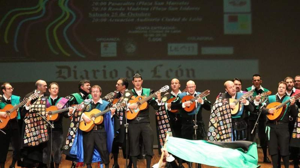 Un momento de la actuación de las tunas en el Auditorio de León.