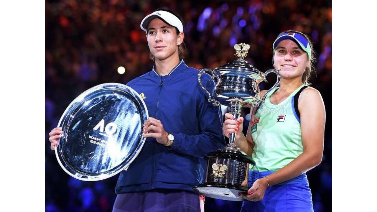 Muguruza, a la izquierda, con su trofeo de subcampeona.