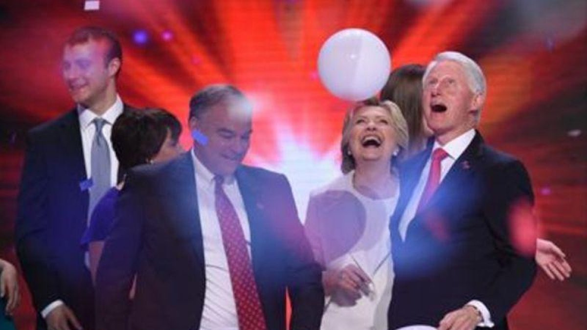 Clinton y su esposo (derecha), en la Convención Demócrata en Filadelfia.