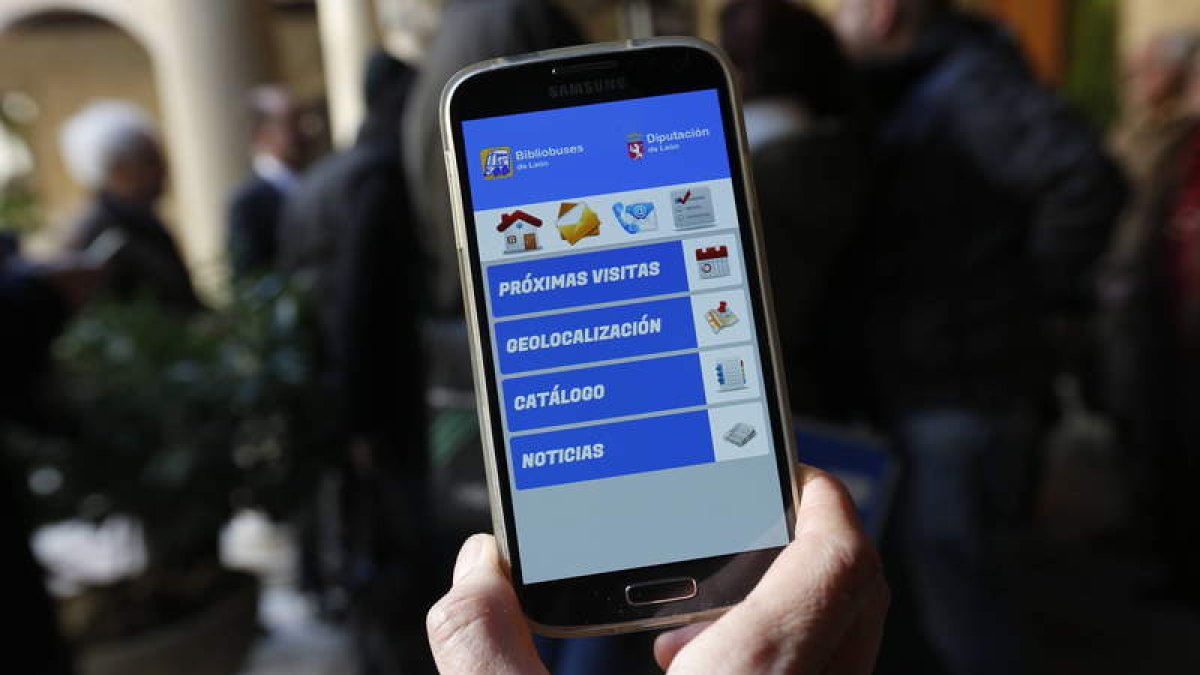 El presidente de la Diputación presentó ayer esta aplicación que ya está operativa y disponible en las tiendas virtuarles de Google, para andriod, y Apple, para Iphone.