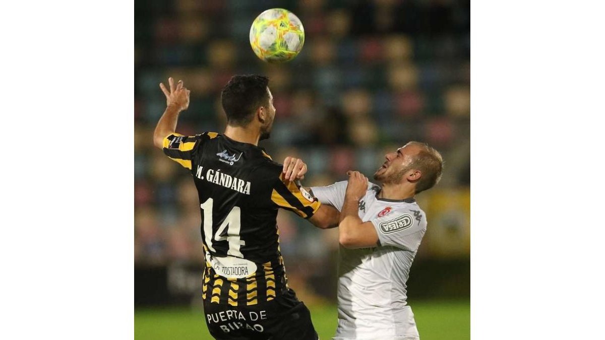 Sergio Benitose fajó con los defnsas del Barakaldo.  ÓSCAR MACHÍN