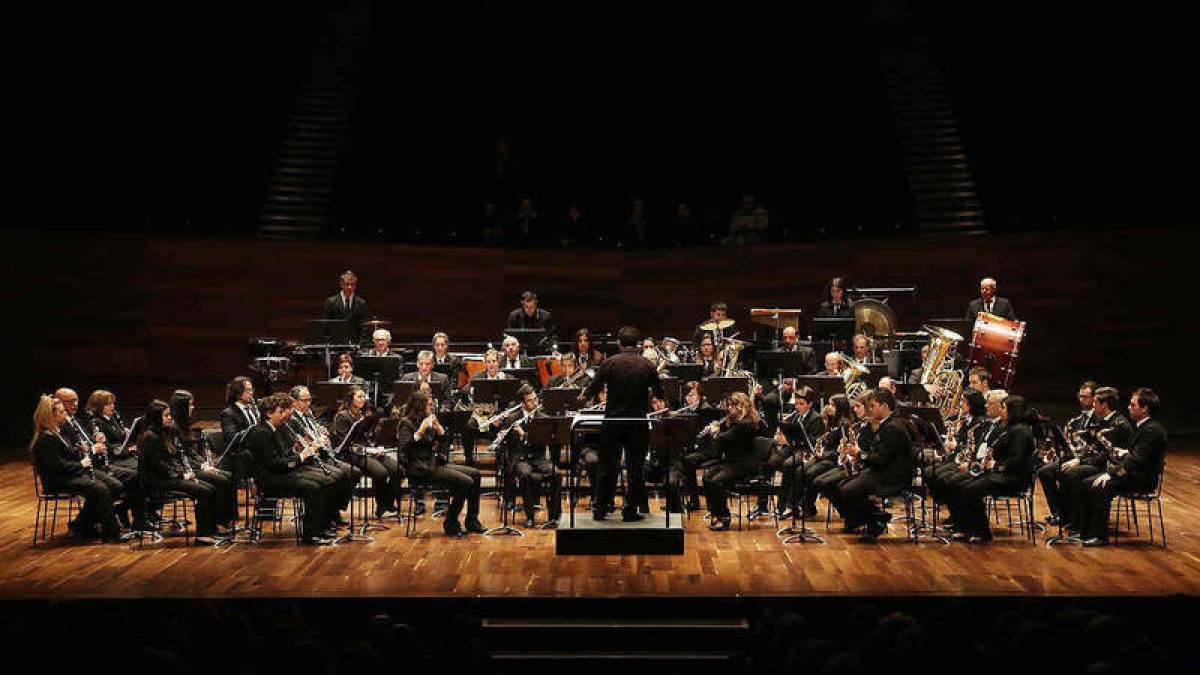 La banda de música de Cistierna en una reciente actuación en el auditorio de León. CAMPOS