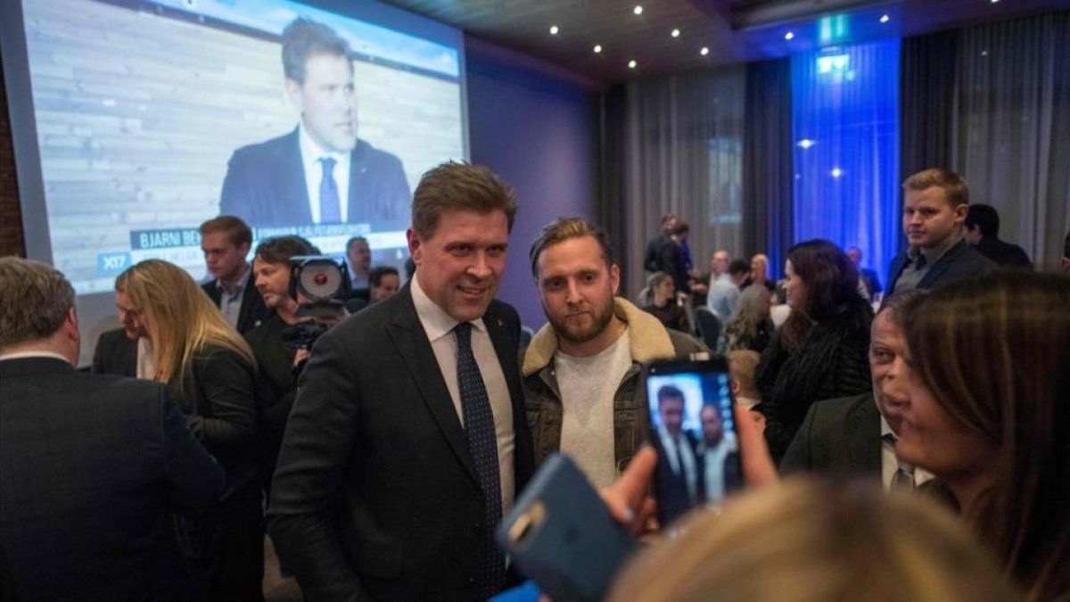 El líder del Partido de la Independencia, Bjarni Benidiksson, celebra su victoria electoral en el Gran Hotel de Reykjavik.