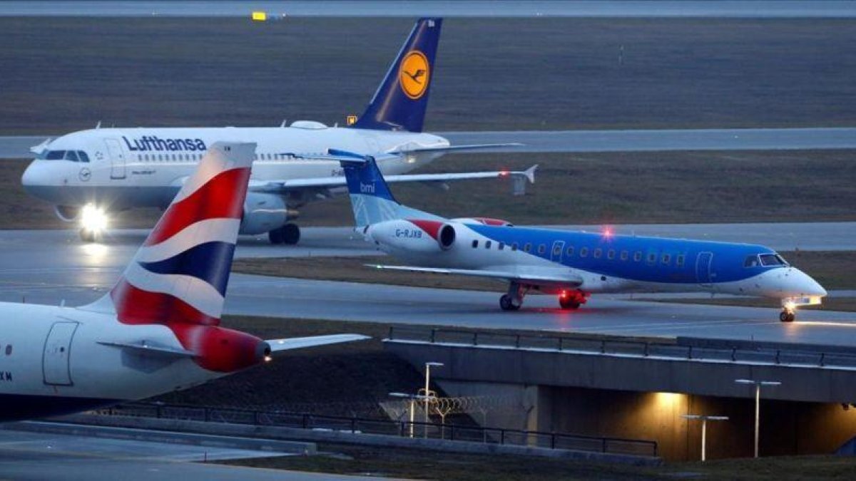 Avión de Flybmi entre uno de British Airwyas y otro de Lufthansa en el aeropuerto de Múnich.