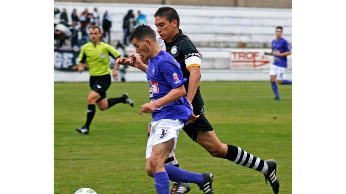 Ramón, el último jugador en abandonar La Bañeza. F. OTERO PERANDONES