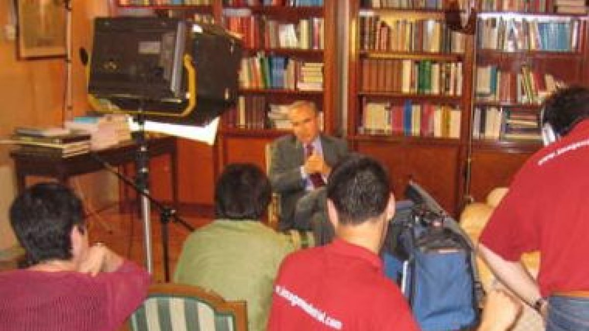 El político Alfonso Guerra, durante una de las sesiones de grabación.