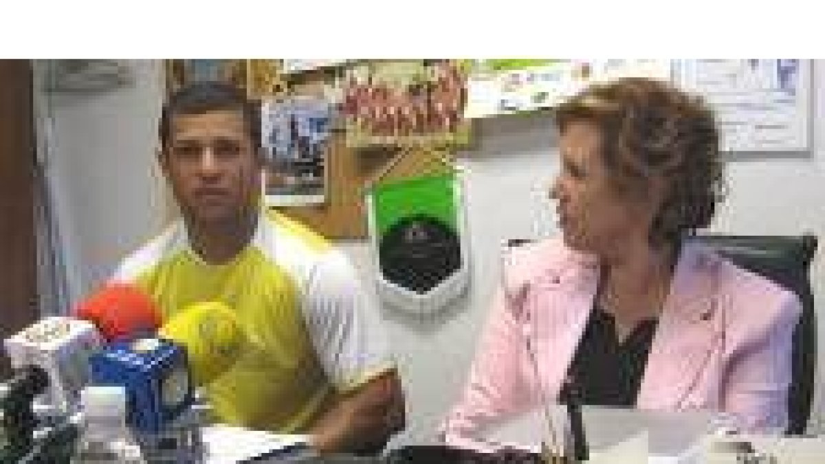 El maestro de capoeira y la concejala, durante la presentación