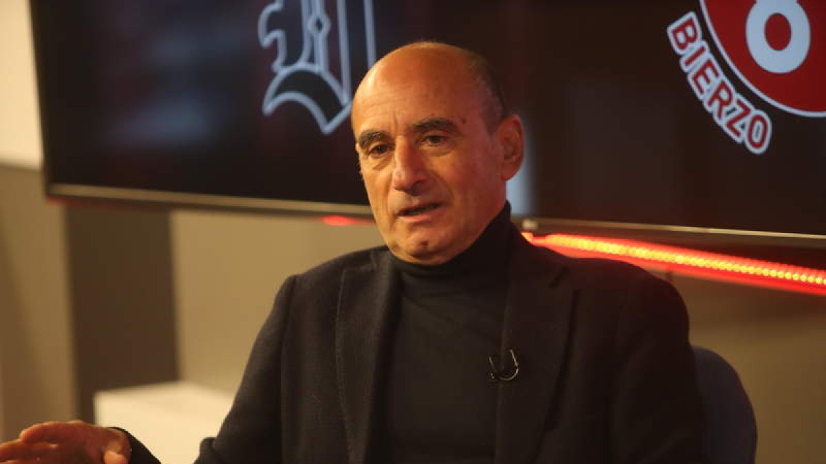 Los periodistas, con el invitado. L. DE LA MATA