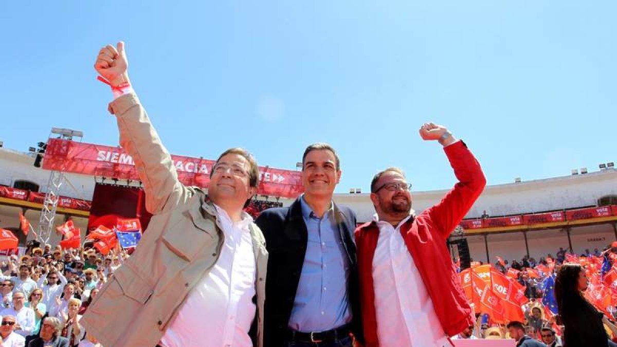 Sánchez con el presidente extremeño. JERO MORALES