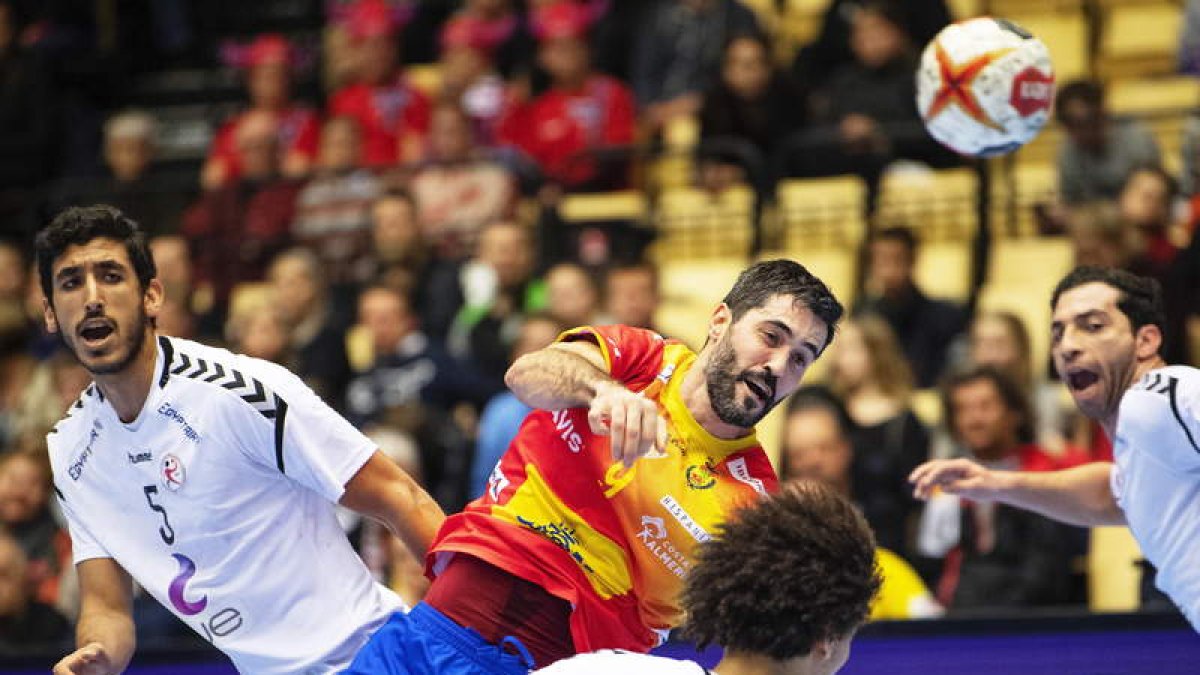 El central de la selección y ex del Ademar, Raúl Enterríos, durante el partido de ayer ante Egipto. BO AMSTRUP