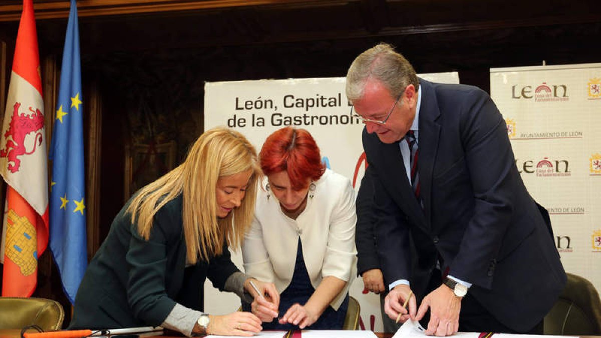 Antonio Silván, ayer, durante la firma del acuerdo con la directora de Inserta, Virginia Carcedo. DL