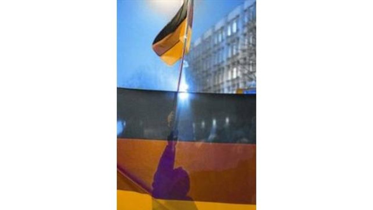Un manifestante con una bandera en la marcha de Pegida, en Berlín, el lunes.
