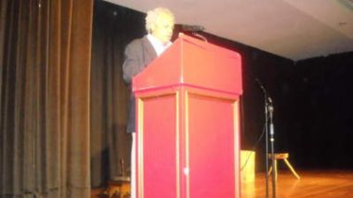 Momento en el que Jesús de Celis pronunciaba ayer el pregón en la Casa de Cultura.