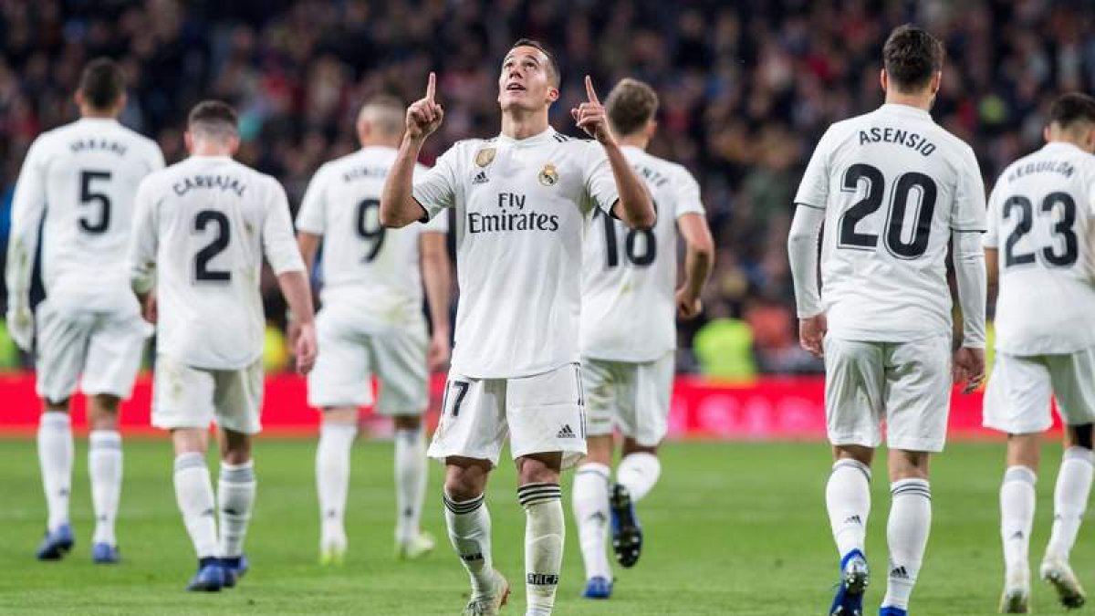 Lucas Vázquez celebra su gol frente al Valencia, el que puso la sentencia al triunfo del Real Madrid en el Santiago Bernabéu. JIMÉNEZ
