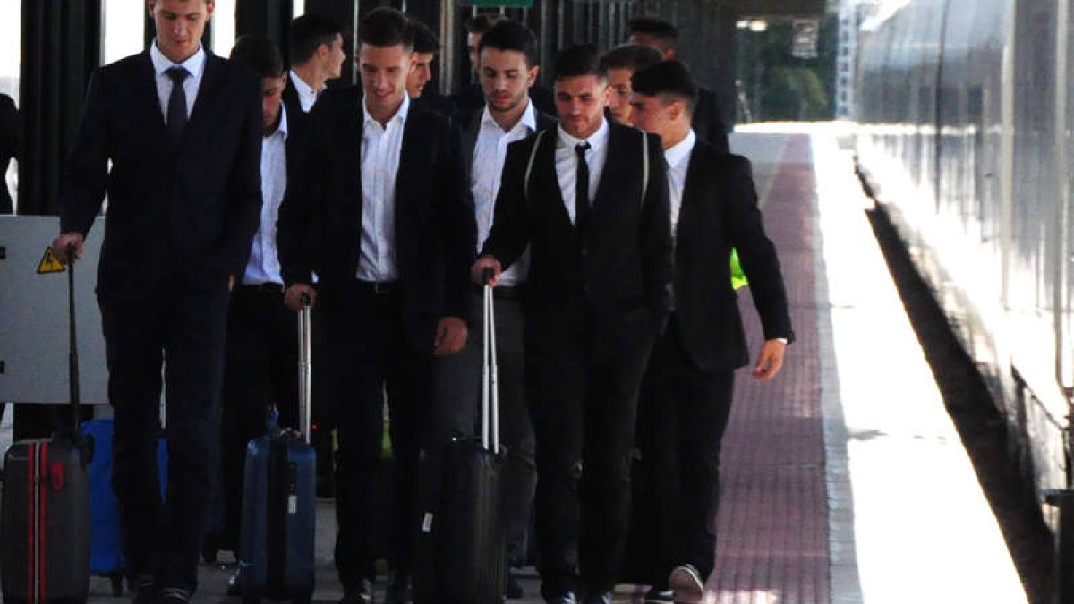 Los futbolistas de la selección sub 19, ayer en la estación de Renfe de la capital leonesa. JAVIER SUÁREZ QUIÑONES