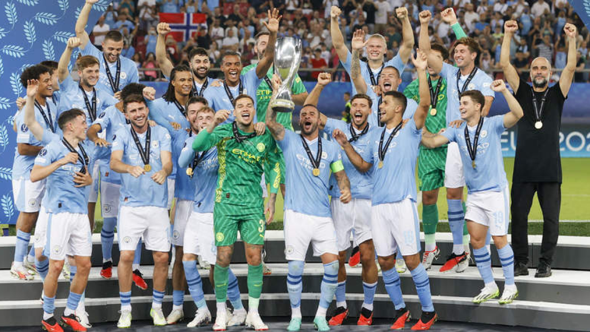 El City de Guardiola celebra el título de campeón de la Supercopa de Europa tras vencer al Sevilla en la tanda de penaltis. P. M.