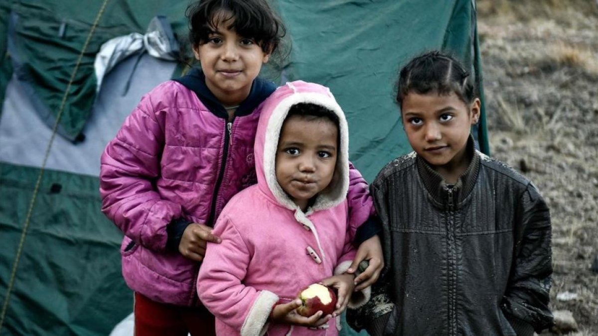 Unos niños refugiados, en un campo improvisado en la isla griega de Samos.