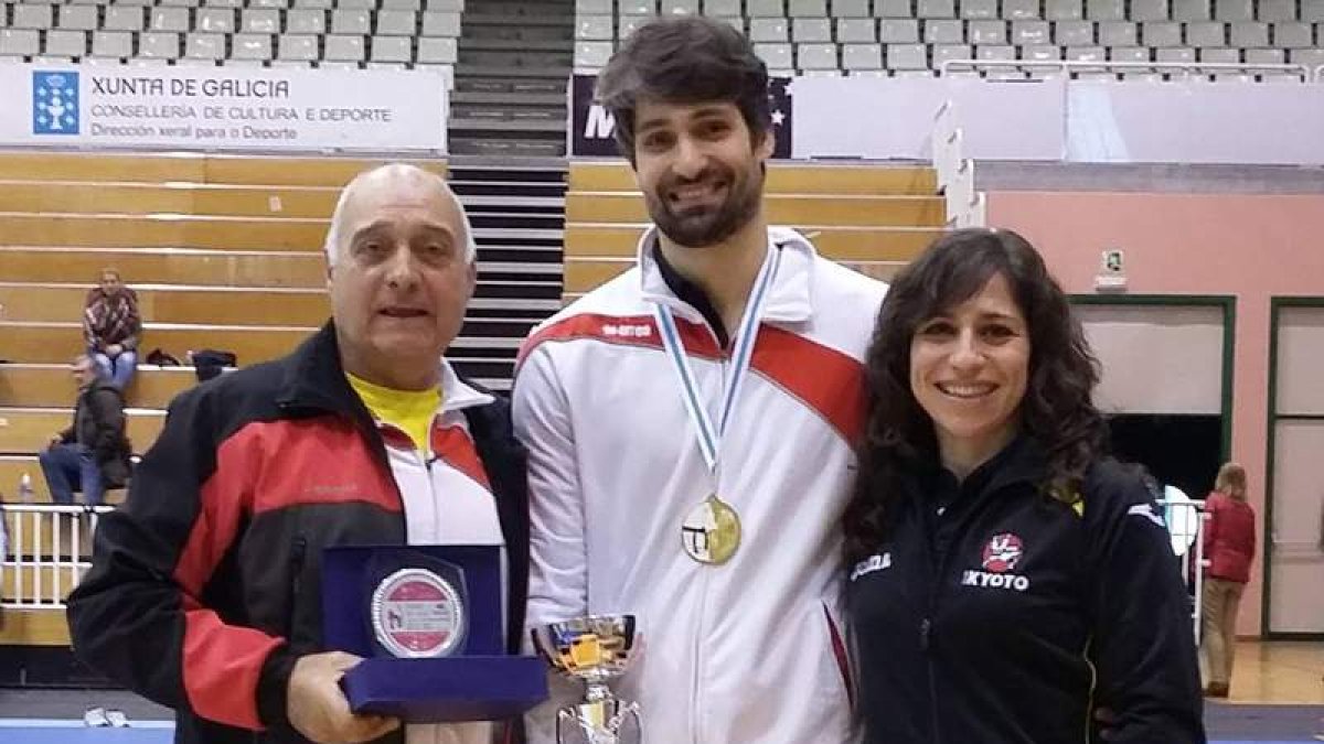 Álvaro Sánchez, en el centro, posa con el trofeo de campeón. DL
