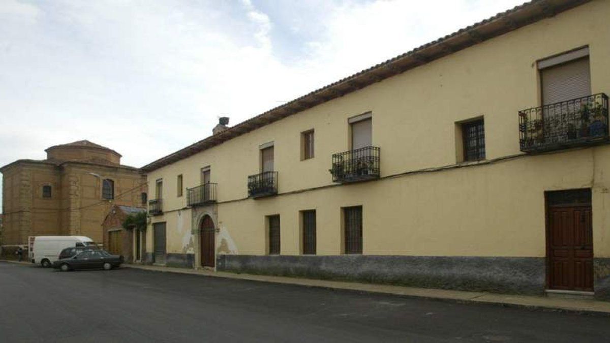Casona de Trobajo, casa nobiliaria a orillas del Esla, otra en Castrillo de los Polvazares, molino de Boñar y edificio del XVIII en San Esteban de Valdueza.