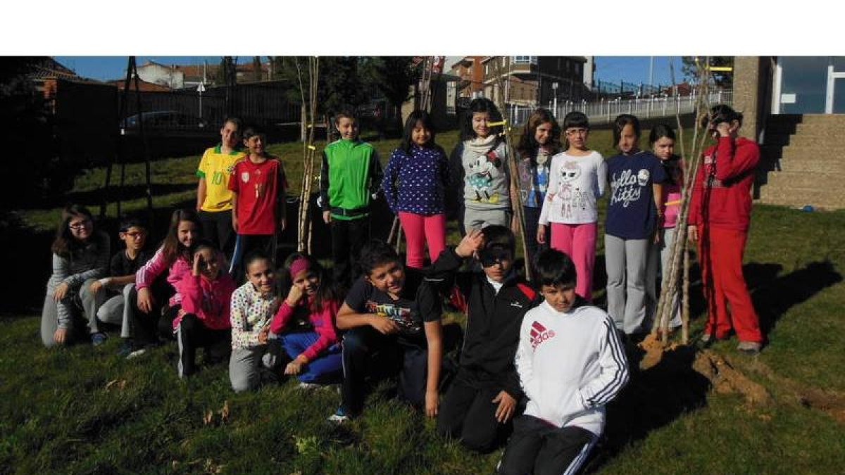 Estudiantes del colegio de Navatejera con otros árboles no frutales que plantan el día 21.