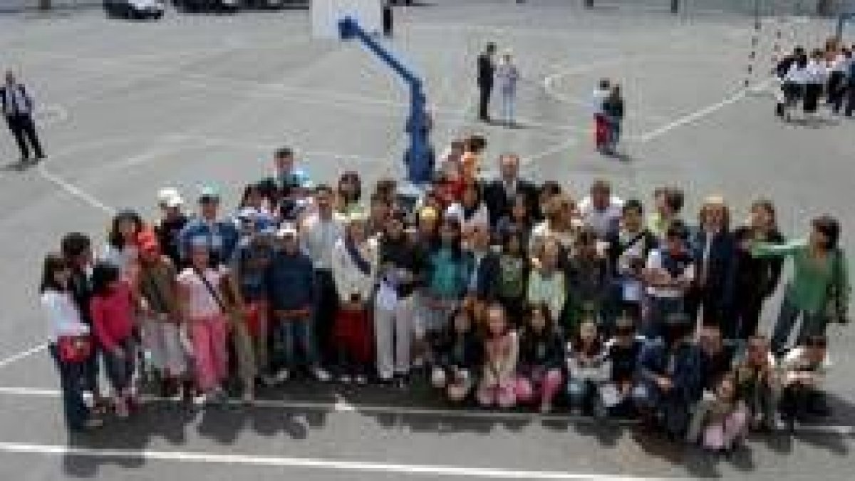 El consejero de Educación de la Junta, Francisco Álvarez Guisasola, con los bercianos premiados