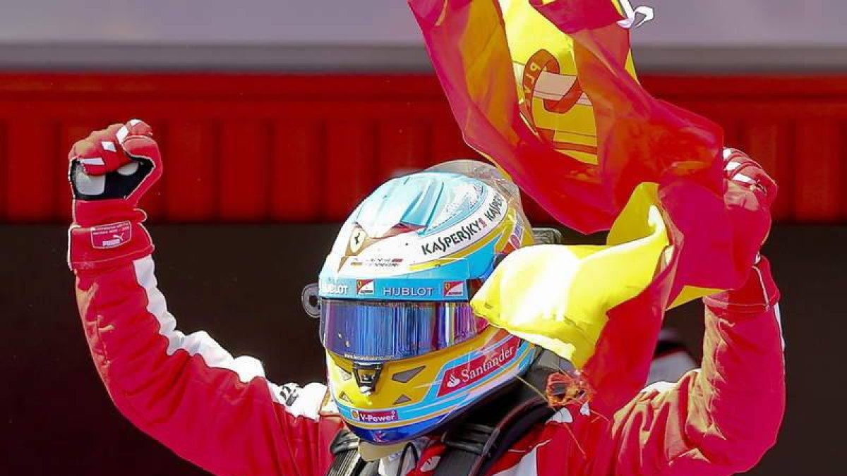 Fernando Alonso celebra exultante con la bandera de España su triunfo en Montmeló. El asturiano firmó una carrera perfecta para doblegar a Raikkonen y Vettel.