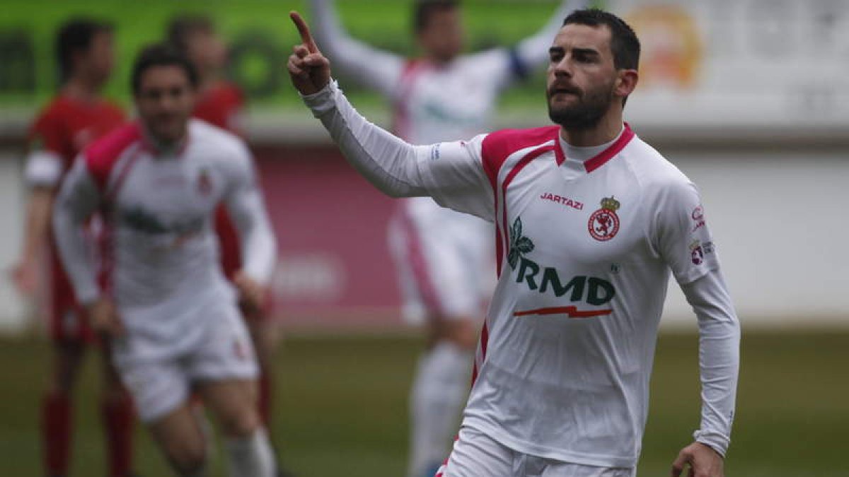 Raúl Torres festeja el tercer gol de la Cultural y el segundo de su cuenta particular. Detrás, acude a felicitarle Juan Carlos Ortiz, que abrió el marcador y lo cerró con otras tres dianas.