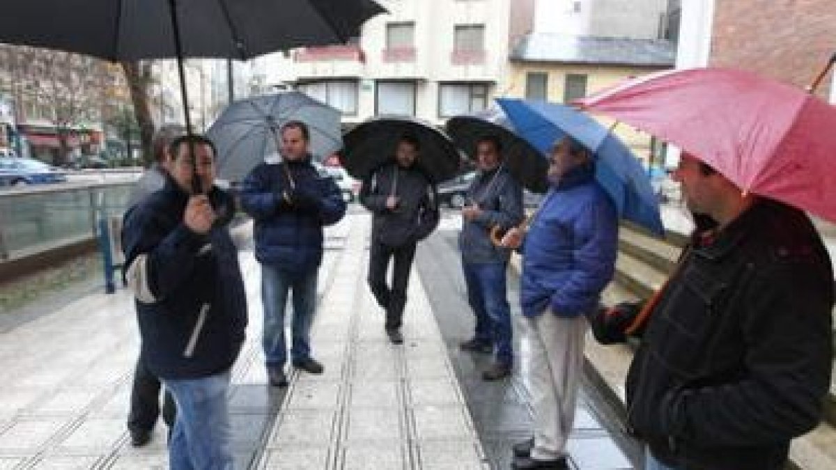 Trabajadores del grupo Martínez Núñez movilizados ayer frente a la iglesia de San Pedro.