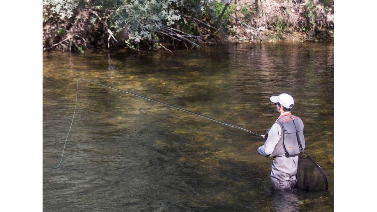 Los pescadores podrán disfrutar de su pasión en los ríos leoneses desde el 30 de marzo. FERNANDO OTERO
