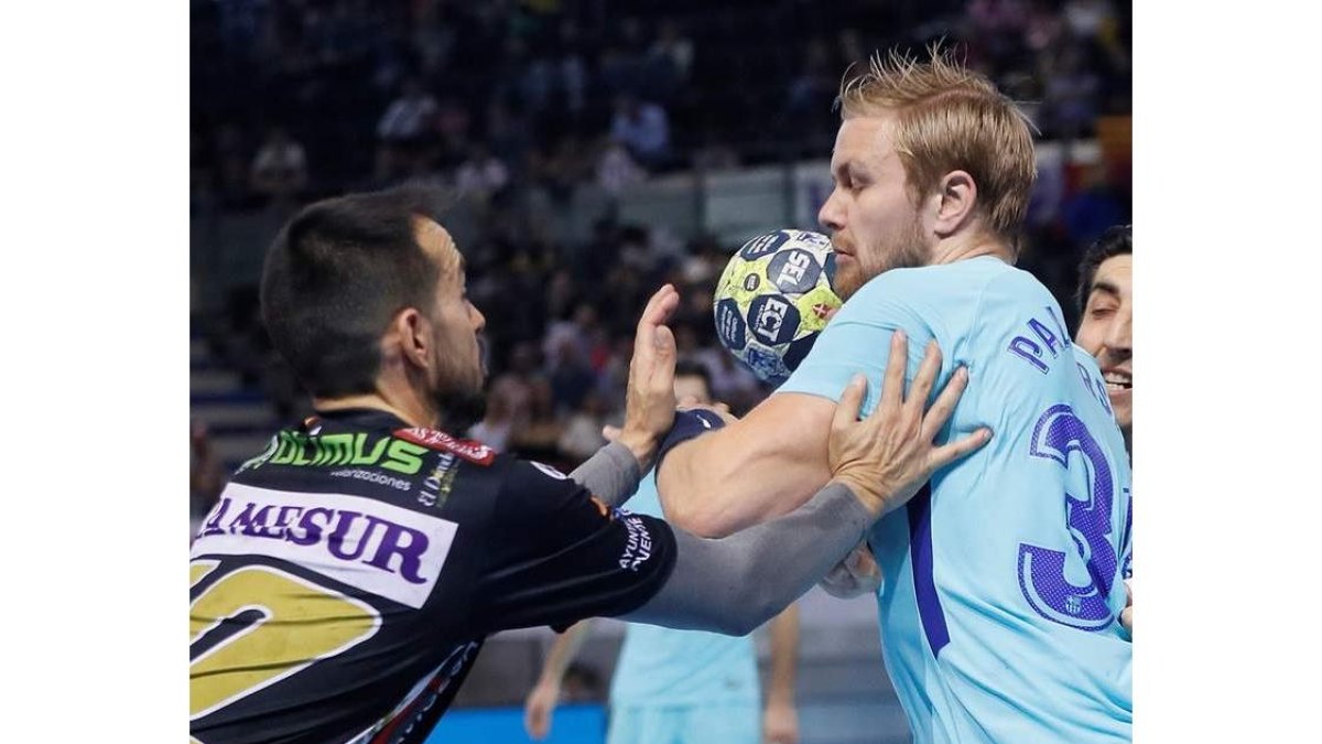 Pálmarsson pelea el balón ante la defensa del Puente Genil. I.L.
