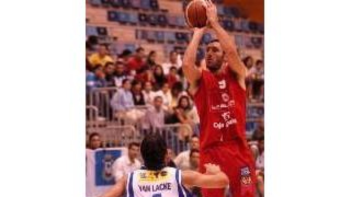 Bulfoni fue el máximo anotador de León en Huelva; en la imagen lanza superando a Van Lacke