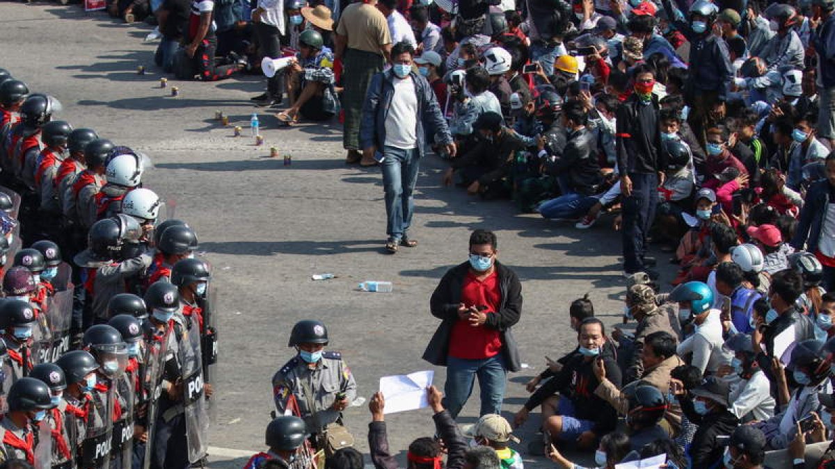 Imagen de las fuerzas armadas en la represión a la población. STRINGER