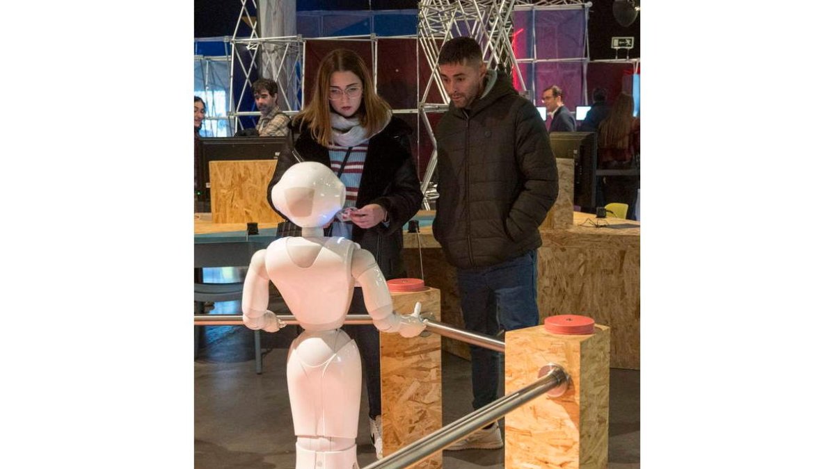 Visitantes a un expositor de ciencia. efe