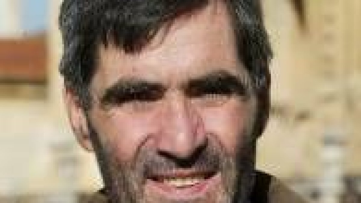 Luis Abelardo vive en León desde hace tres años, los que lleva tramitando los papeles de su hijo