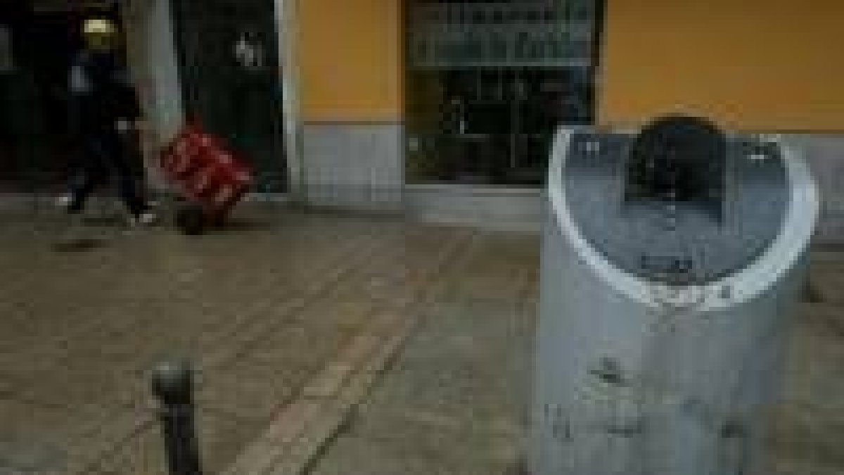 Aspecto de un contenedor para la recogida de vidrio en la capital