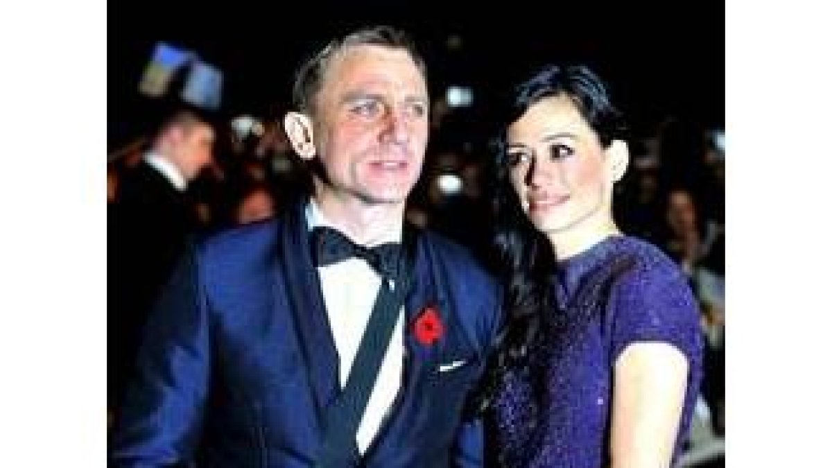 El actor Daniel Craig y su novia, la productora Satsuki Mitchel
