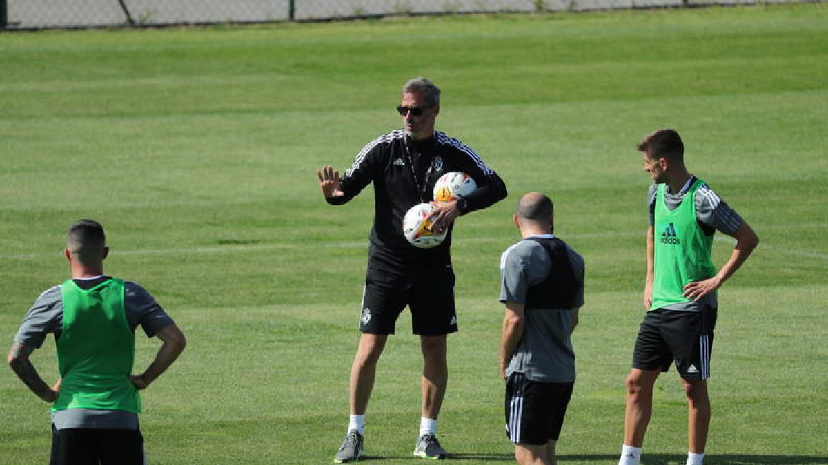 El técnico Jon Pérez Bolo, en un entrenamiento de la SD Ponferradina. L. DE LA MATA