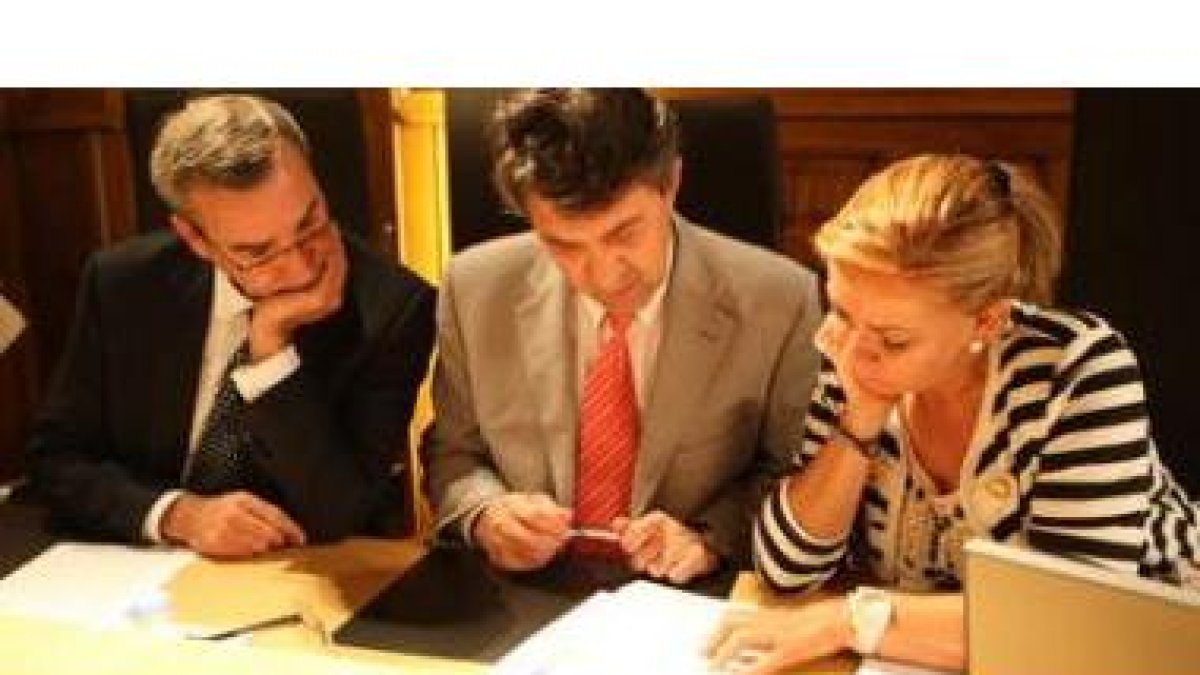 Los vicepresidentes Darío Martínez y Juan Martínez Majo con Isabel Carrasco, poco antes del Pleno