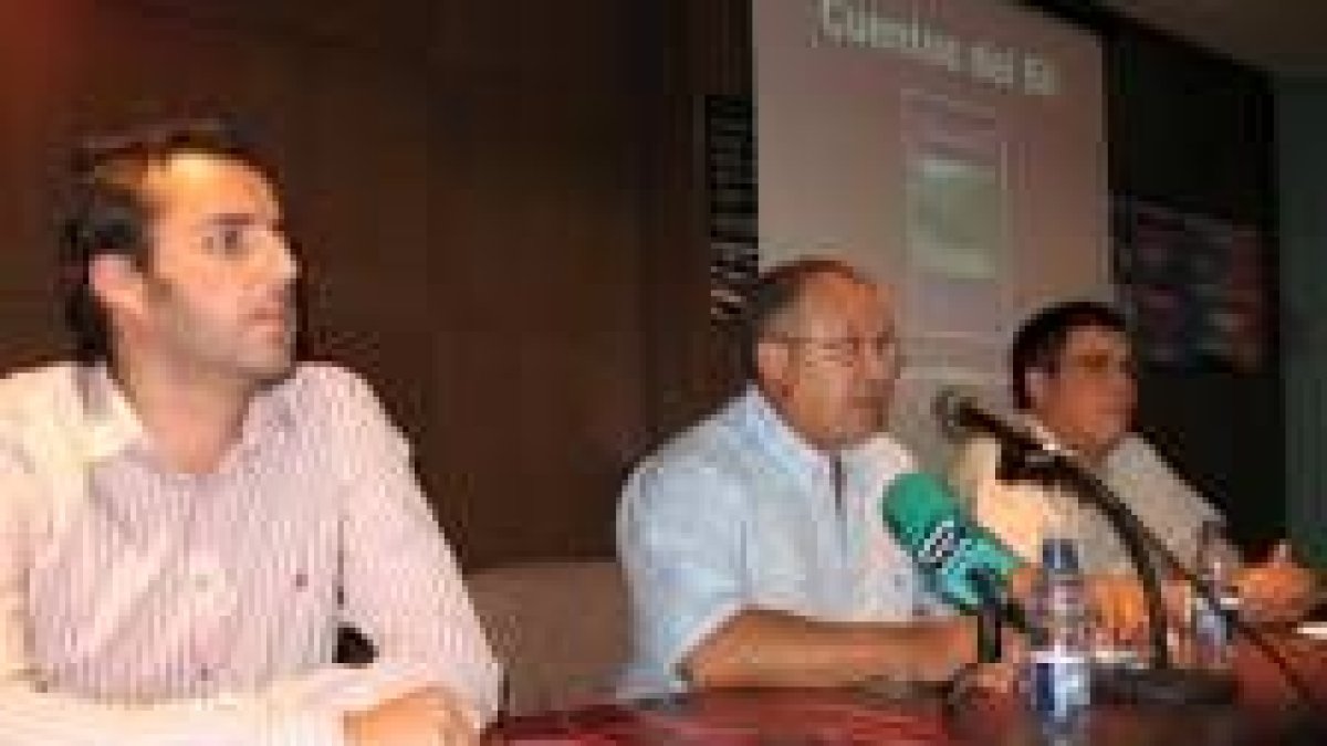 Dos de los autores de los cuentos presentan su libro junto al concejal de Cultura