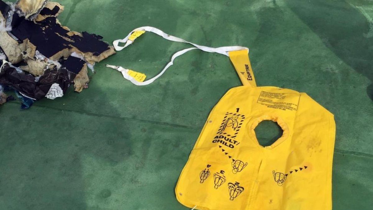 Un chaleco salvavidas del avión de Egyptair accidentado.