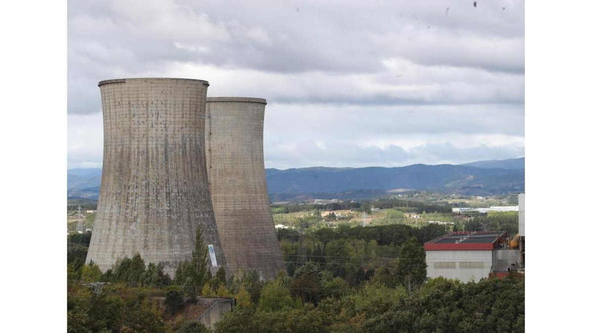 Las dos torres de refrigeración, el pasado martes a la espera de su voladura. ANA F. BARREDO