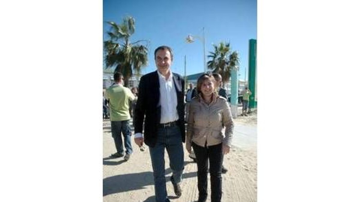 Zapatero, junto a la alcaldesa de Sanlúcar, tras viajar el sábado a la provincia de Cádiz