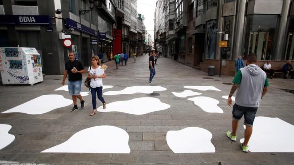 Una acción reivindicativa cambia un paso de peatones por el primer paso de vaca de A Coruña, con el objetivo de sensibilizar sobre la figura de este animal.