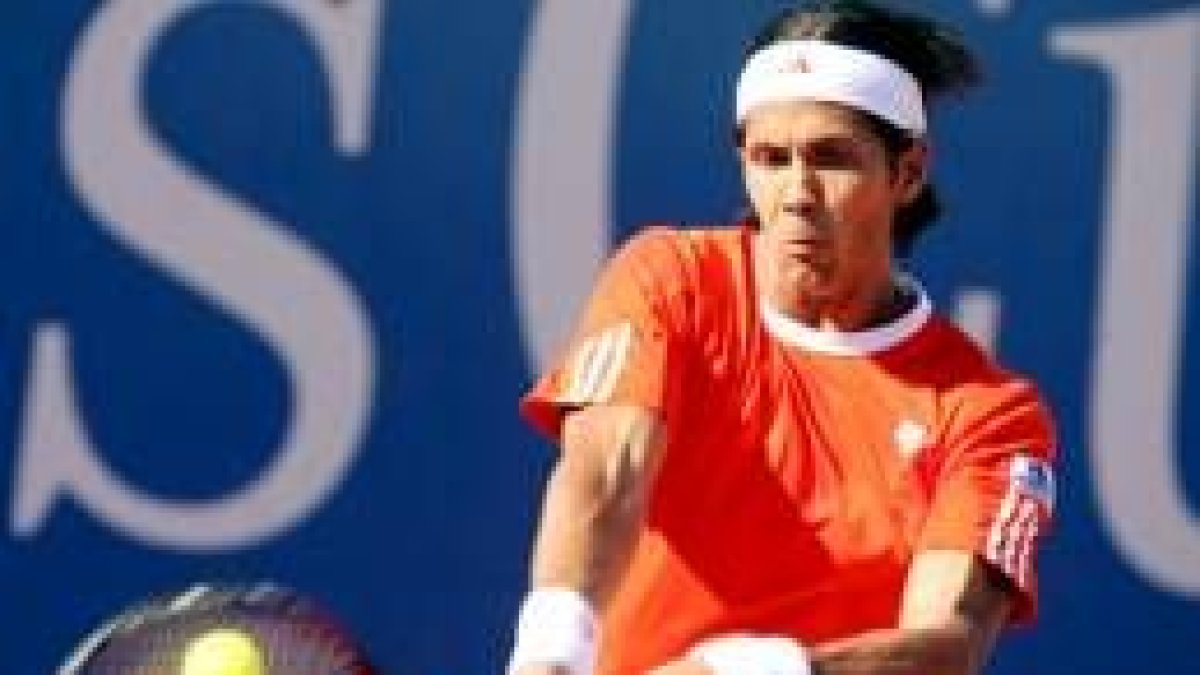 Fernando Verdasco golpea la bola durante el partido contra David Ferrer