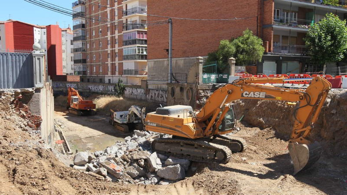 Aspecto que presentaban ayer las obras del puente de Maristas en Álvaro López Núñez.