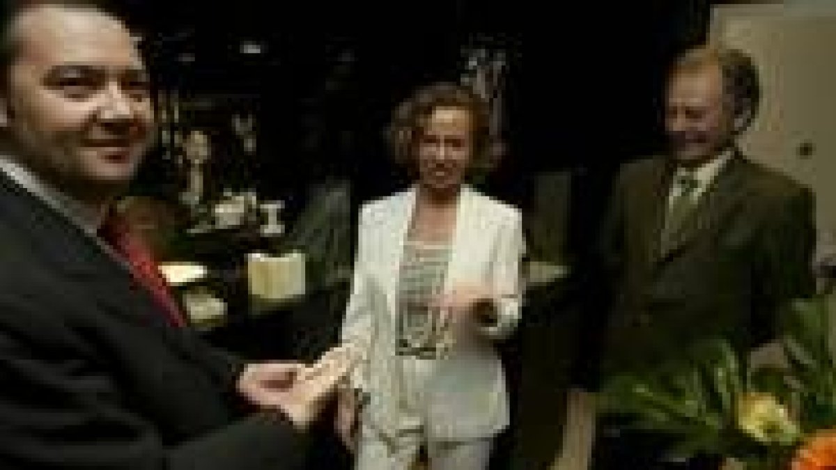 En la imagen los representantes de Balta Joyeros y Kailis con el collar valorado en 110.000 euros