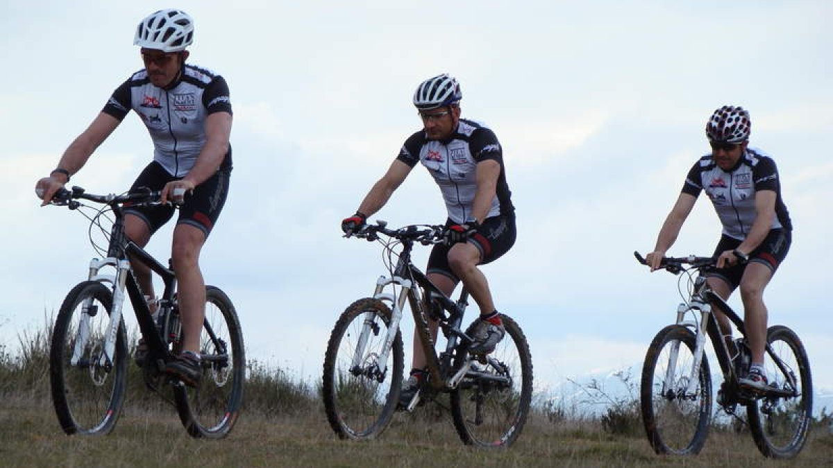 César (centro) representará al equipo leonés en la Absa Cape Epic. Carlos (derecha) tomará su relevo en la siguiente prueba.